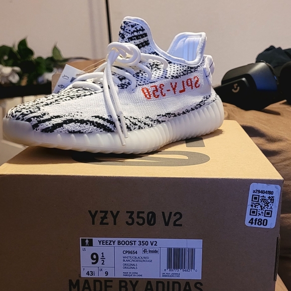 Adidas Yeezy Boost 350 V2 Zebra 2022/23 Men's 9.5 - Picture 1 of 11